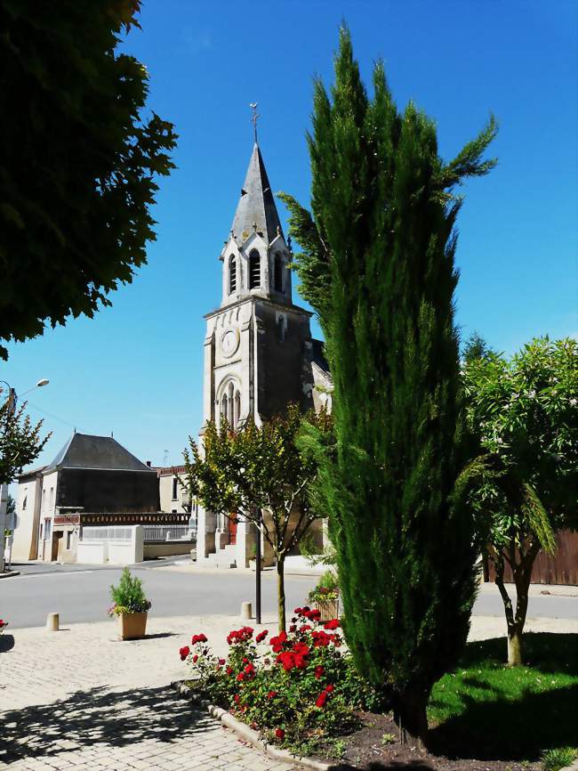 La place de l'église - Brie (79100) - Deux-Sèvres