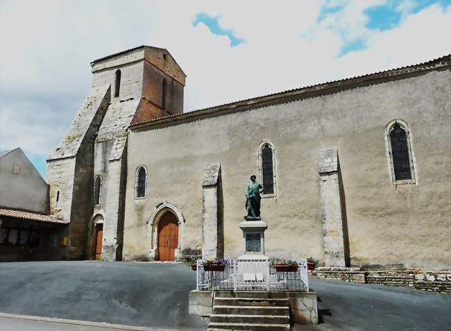 Le monument aux morts et l'église d'Irais - Irais (79600) - Deux-Sèvres