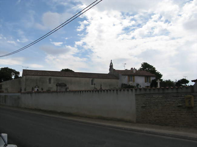 Le cimetière de Priaires, et l'église en fond - Priaires (79210) - Deux-Sèvres
