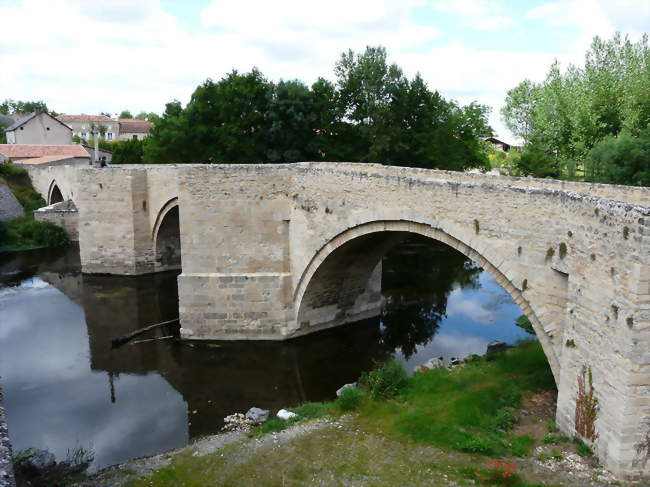 Le pont roman de Saint-Généroux sur le Thouet - Saint-Généroux (79600) - Deux-Sèvres
