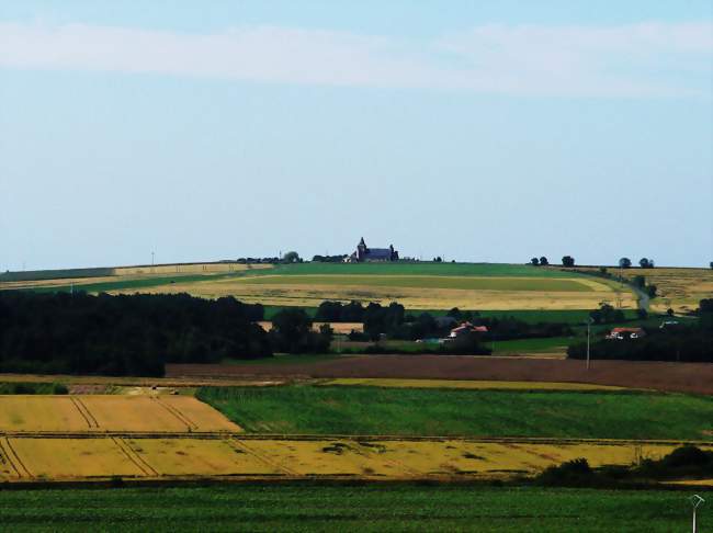 L'église Saint Léger sur la butte de Montbrun - Saint-Léger-de-Montbrun (79100) - Deux-Sèvres