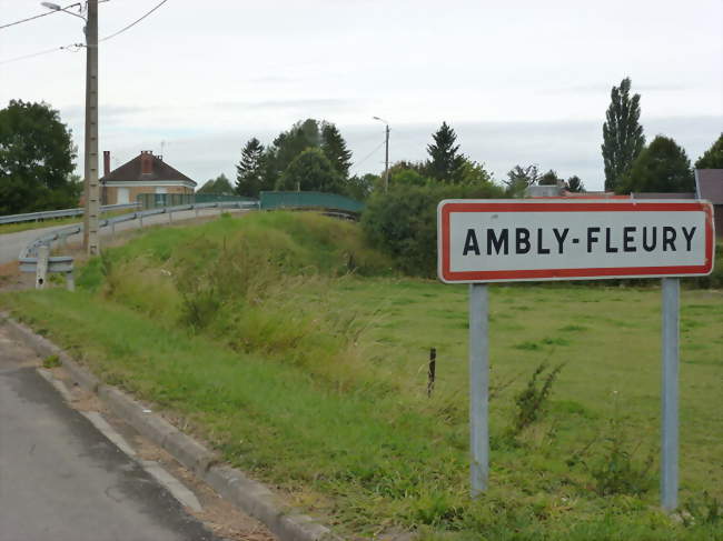 entrée du village et pont sur le canal des Ardennes  - Ambly-Fleury (08130) - Ardennes