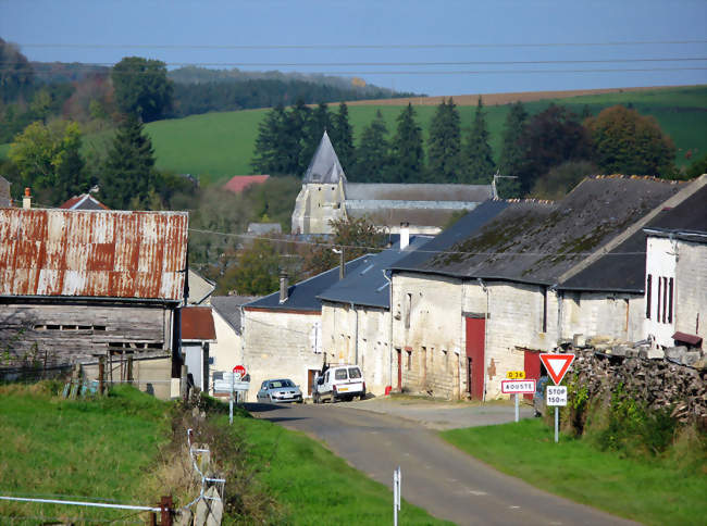 La route départementale D 36 venant de La Férée (au sud) traverse Aouste pour mener à Prez, au nord-est - Aouste (08290) - Ardennes