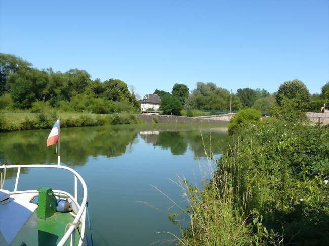 Canal des Ardennes à Attigny - Attigny (08130) - Ardennes