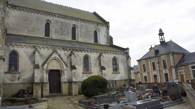 Vue du cimetière, de l'église et de la mairie d'Avançon - Avançon (08300) - Ardennes