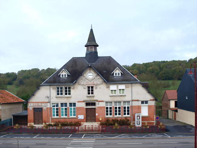 La mairie vue depuis l'église - Ballay (08400) - Ardennes