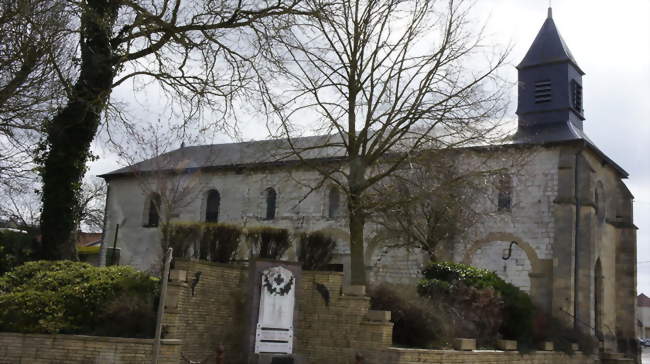 Le monument aux morts et l'église  - Cauroy (08310) - Ardennes