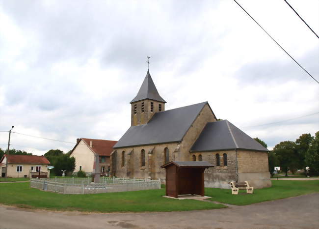 La place, avec l'église, le monument aux morts, le banc public & l'abribus - Chevières (08250) - Ardennes