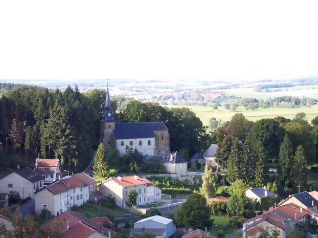 Vue sur le village de Cornay, son église et son château - Cornay (08250) - Ardennes