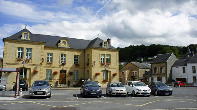 La mairie et à droite l'église - Floing (08200) - Ardennes