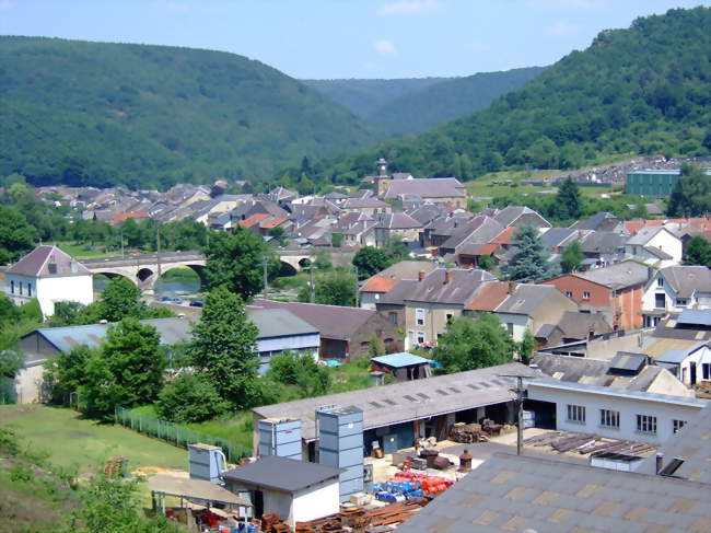 Le village, avec les établissements Raymond Barré au premier plan - Les Hautes-Rivières (08800) - Ardennes