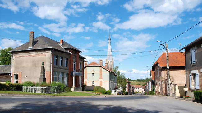 Vue d'ensemble de la rue Principale avec la mairie, le monument aux morts et le clocher de l'église - Manre (08400) - Ardennes