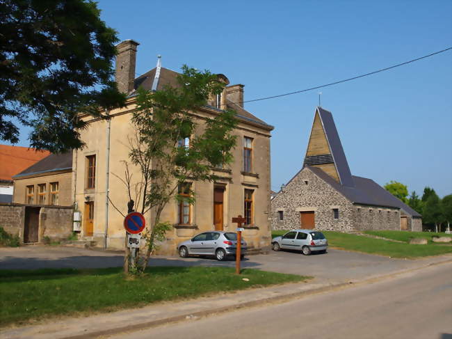 La mairie et l'église - La Neuville-à-Maire (08450) - Ardennes