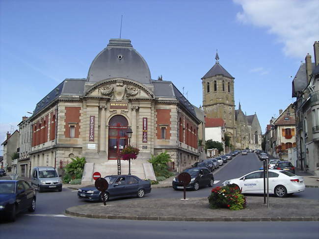 La Bibliothèque et en arrière-plan l'église saint Nicolas - Rethel (08300) - Ardennes