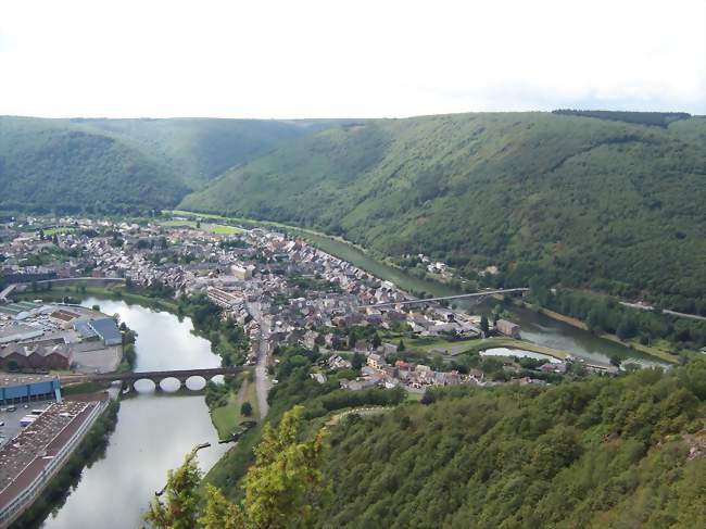 Revin, vue dans l'axe du centre ancien - Revin (08500) - Ardennes