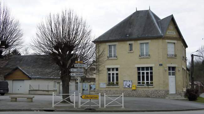 La Mairie et la place de st-Loup en Champagne - Saint-Loup-en-Champagne (08300) - Ardennes