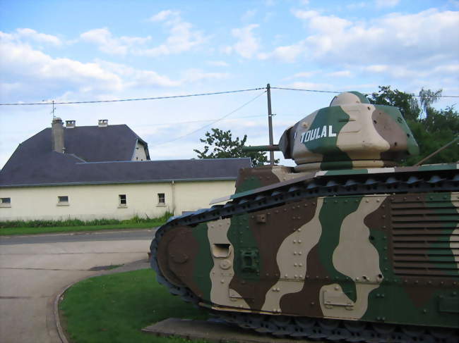 Char B1 bis « Toulal » (numéroté n°382), Ex-« Merry-Belloy » conservé à Stonne Appartenant à la 3e compagnie, 49e BCC de la 3e division cuirassée, il fut détruit le 14 mai 1940 - Stonne (08390) - Ardennes