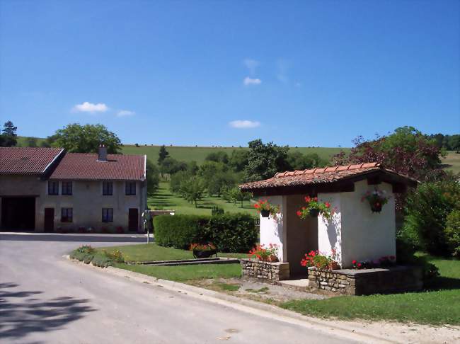 Tailly, village fleuri dans la verdure - Tailly (08240) - Ardennes