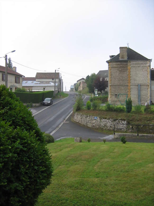 Vue de la rue haute du village - Vaux-Champagne (08130) - Ardennes