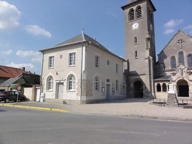 La mairie, le monument aux morts et l'église - Vieux-lès-Asfeld (08190) - Ardennes