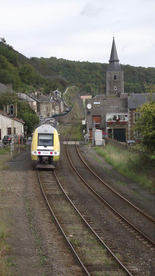 Le village et l'église Saint-Martin vue de la gare - Vireux-Molhain (08320) - Ardennes