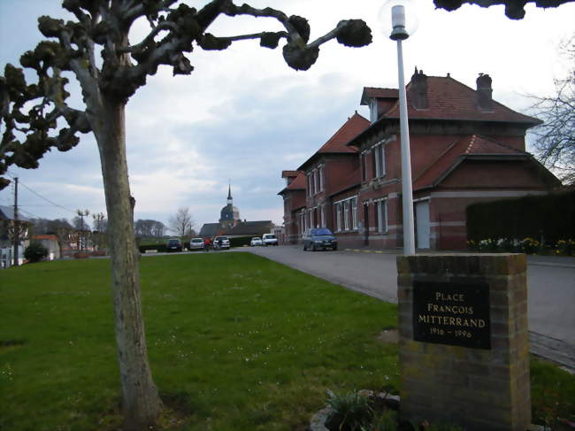 La place François Mitterand avec la mairie et l'école - Acheux-en-Vimeu (80210) - Somme