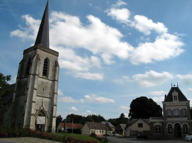 Place centraleéglise, monument aux morts et hôtel-de-ville - Ailly-le-Haut-Clocher (80690) - Somme