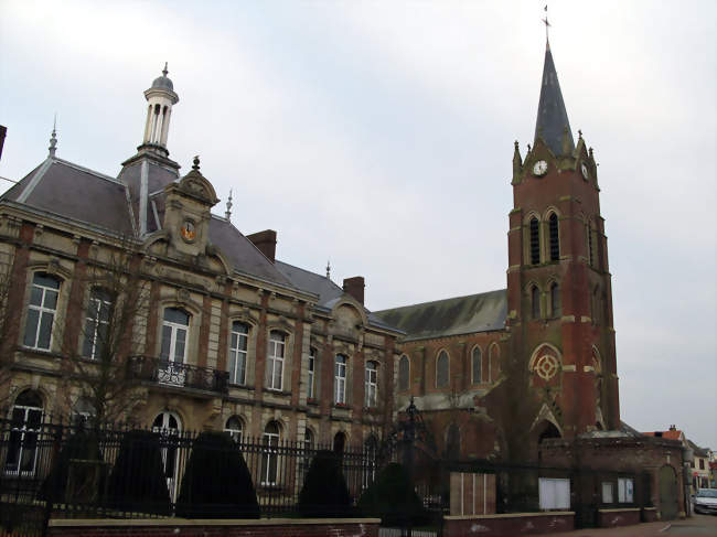 L'Hôtel-de-ville, juste à côté de l'église, est surmonté d'un élégant petit clocheton - Beaucamps-le-Vieux (80430) - Somme