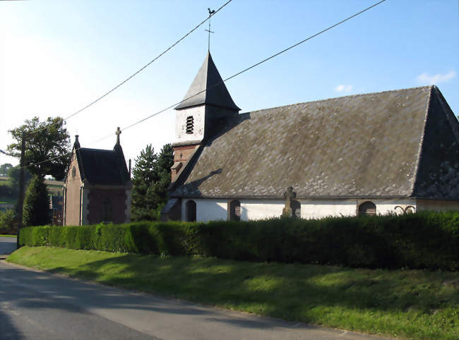 L'église, entourée de son cimetière, est au pied de l'ancien château fort - Bernâtre (80370) - Somme