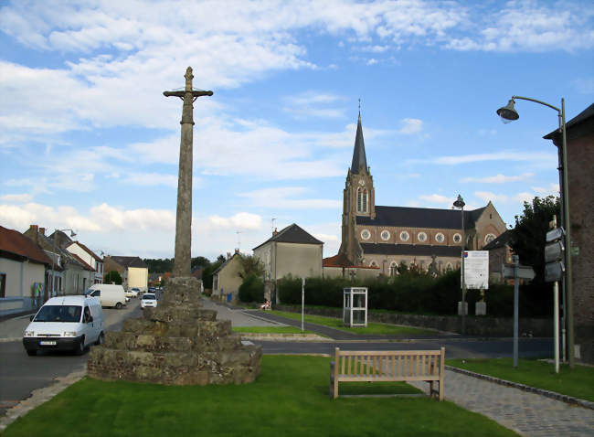 La croix de pierre sur son socle en escalier et l'église - Bernaville (80370) - Somme