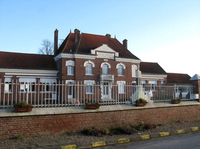 La mairie, avec le monument aux morts, dans la cour - Bernes (80240) - Somme