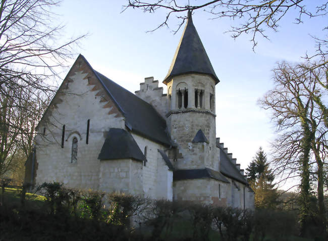 L'église de Blangy-sous-Poix est isolée, au bout du village - Blangy-sous-Poix (80290) - Somme
