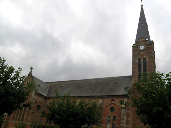 L'église de Bonneville, en brique, a la partie supérieure de ses côtés décorée d'un damier rouge et blanc, mettant en valeur l'ogive de chaque fenêtre, entre les contreforts - Bonneville (80670) - Somme