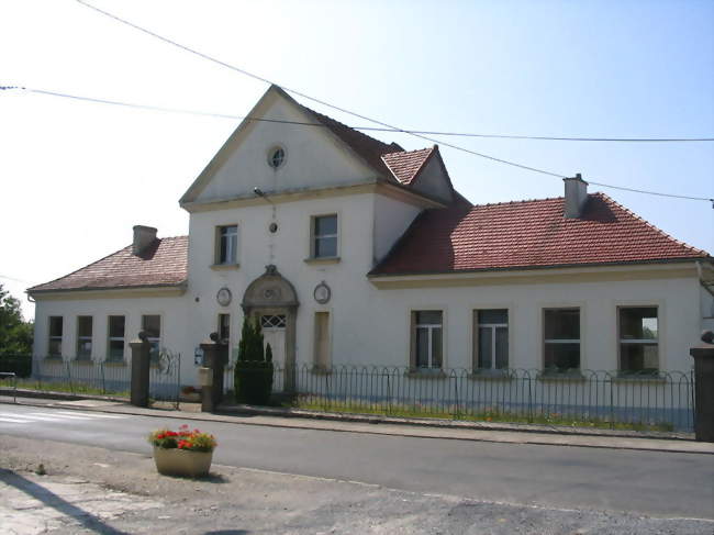 Façade de la Mairie entourée de l'école communale - Bouchavesnes-Bergen (80200) - Somme