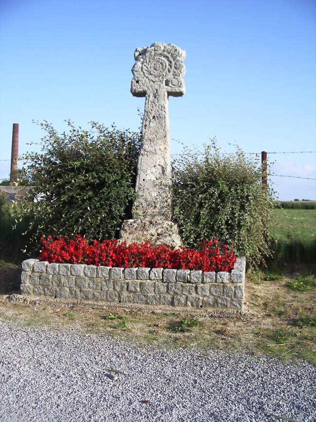 Une des croix de tuf typiques du Vimeu - la « mystérieuse » croix de Bourseville - Bourseville (80130) - Somme