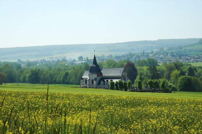 L'église Saint-Étienne dans son écrin de verdure - Bouttencourt (80220) - Somme