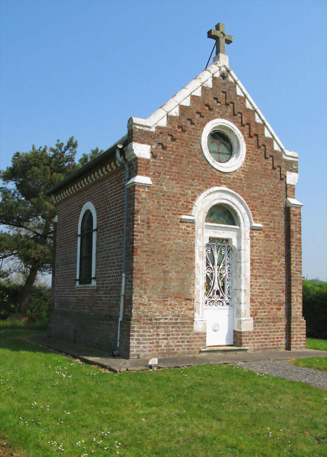 Chapelle voisine du cimetière (sortie du village, en direction de Cavillon) - Briquemesnil-Floxicourt (80540) - Somme