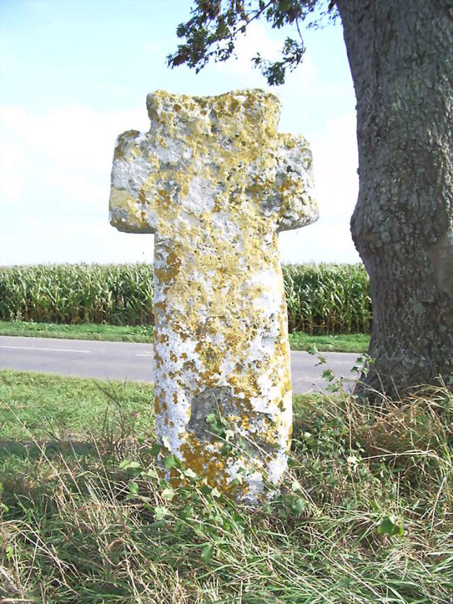 La « croix qui corne », croix de tuf, typique du Vimeu - Cambron (80132) - Somme