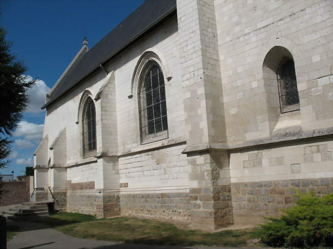L'église côté sud en pierre sur soubassement de grès - Camon (80450) - Somme
