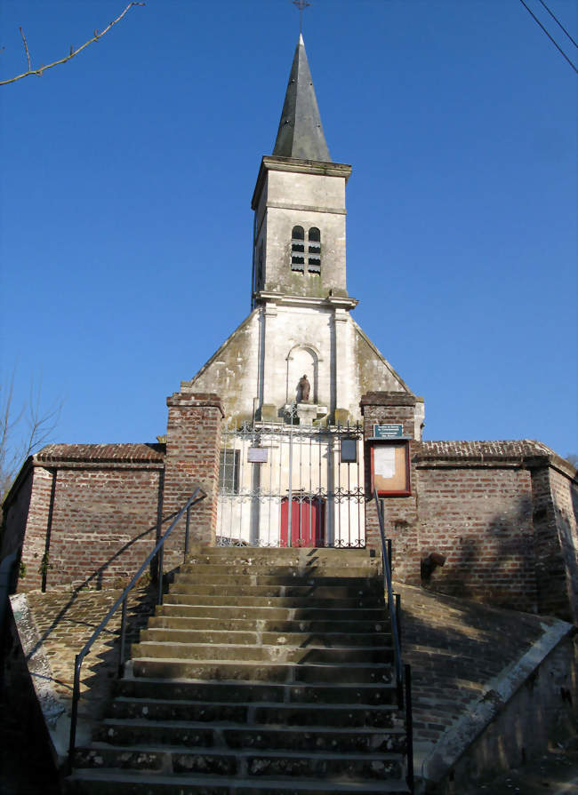 Un escalier raide mène au cimetière et à l'église - Canaples (80670) - Somme
