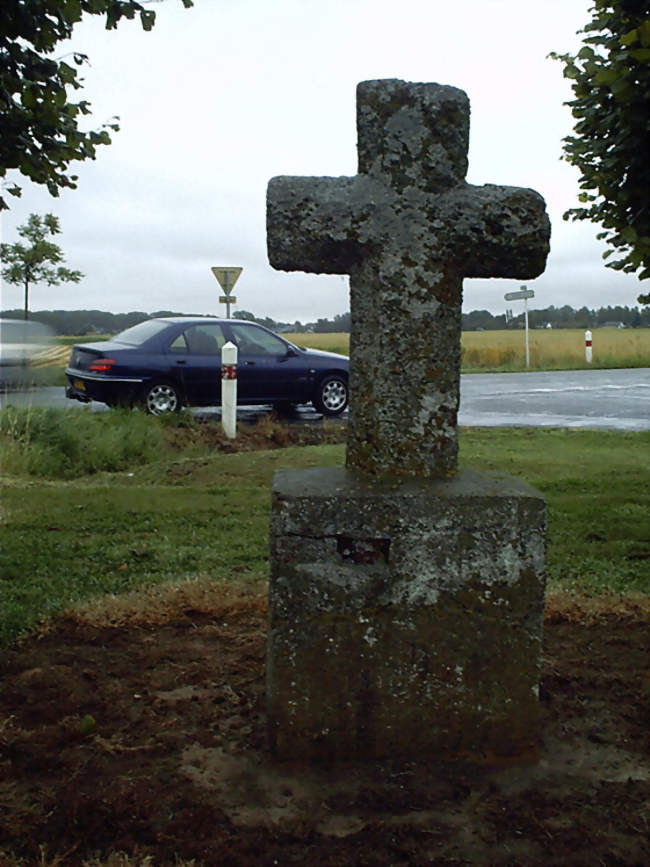 Croix de tuf typique du Vimeu - la croix d'Harleux, XIIIe siècle - Cerisy-Buleux (80140) - Somme