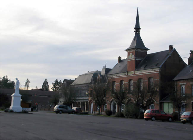 La Grand Place, statue de Lhomond, devant l'Hôtel-de-ville - Chaulnes (80320) - Somme