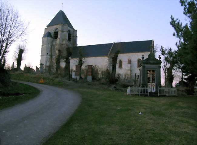 L'église entourée du cimetière, à l'écart du village - Chaussoy-Epagny (80250) - Somme