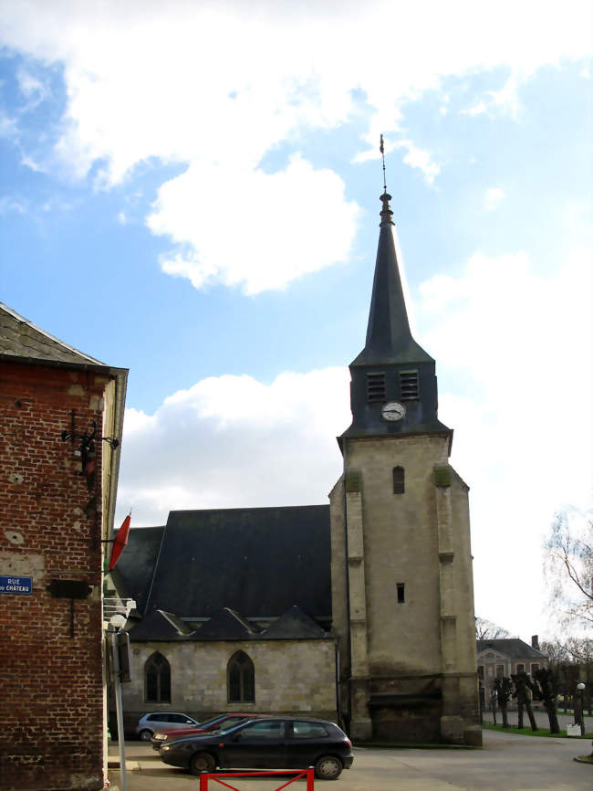 L'église, à l'angle de la place au bout de laquelle se trouve la mairie - Contay (80560) - Somme