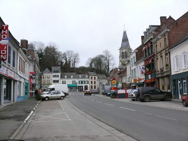 La place du bourg s'étire en longueur de l'Est (ancien emplacement des Halles) jusqu'au pied de la motte féodale, au fond, vers l'Ouest - Conty (80160) - Somme