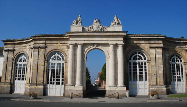 Porte d'honneur de l'ancienne abbaye (1750) - Corbie (80800) - Somme
