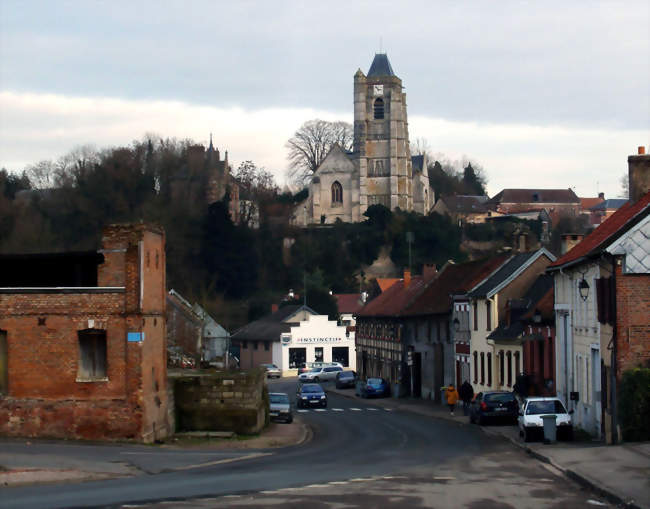 L'église aperçue depuis la rue Guillerand - Domart-en-Ponthieu (80620) - Somme