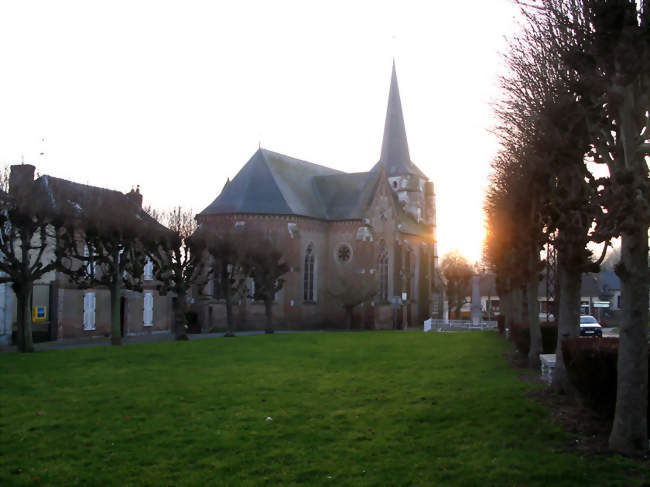 La place de l'église, en fin d'après-midi d'hiver - Domqueur (80620) - Somme
