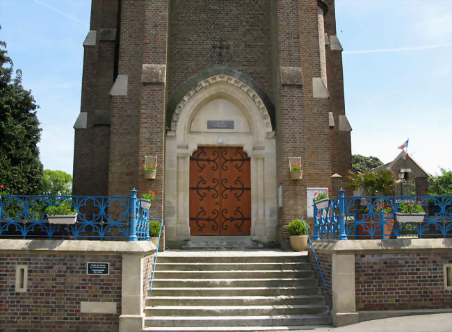 L'accès à l'église et au cimetière signale la présence d'une tombe d'un combattant du Commonwealth - Dreuil-lès-Amiens (80470) - Somme