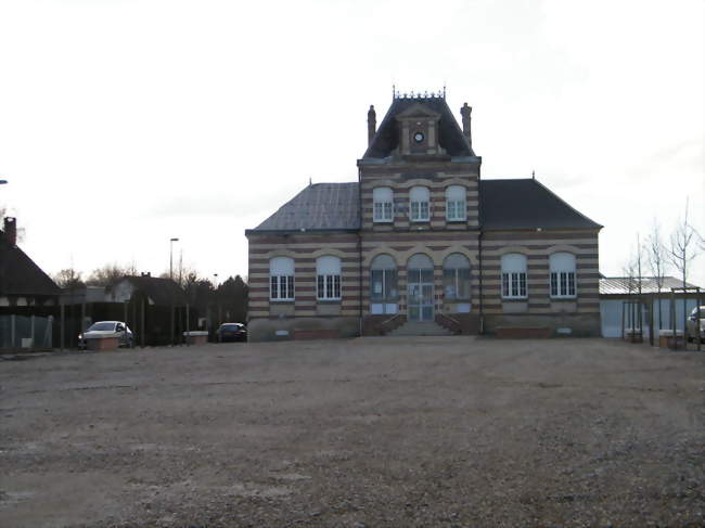 La mairie et l'école - Embreville (80570) - Somme